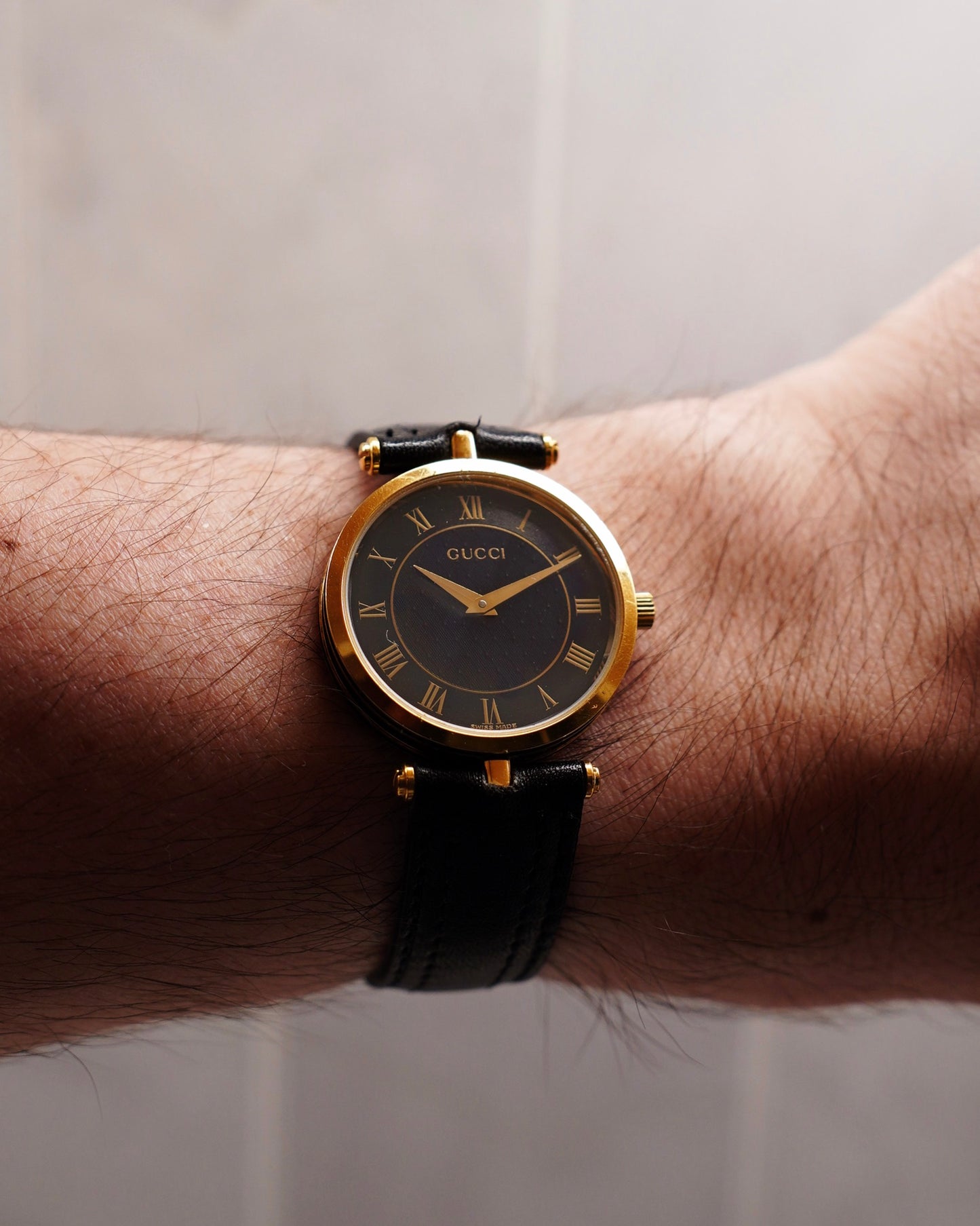 Gucci Watch Men’s Quartz 2400M Black/Gold Leather Strap Roman Numeral