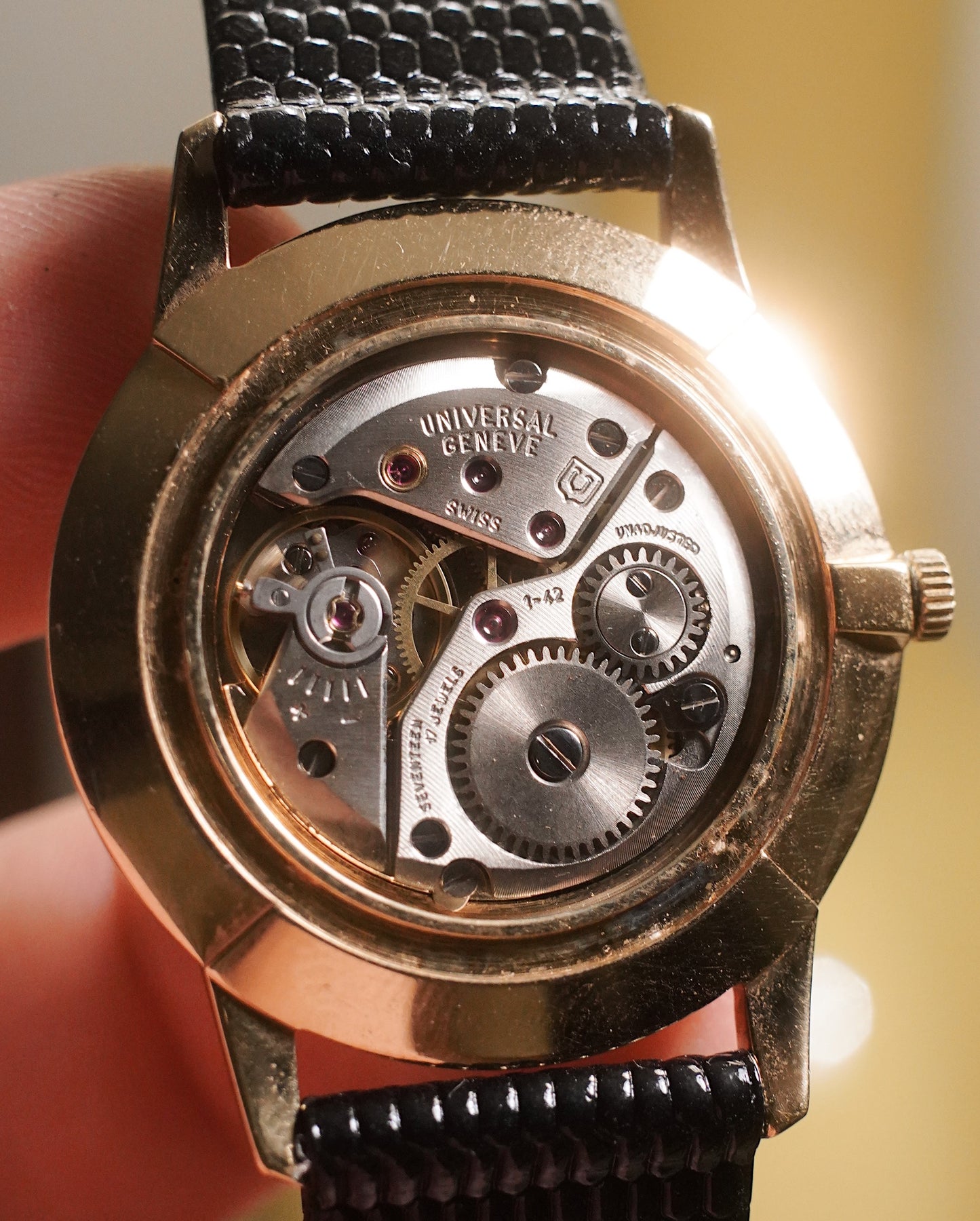 Universal Geneve Slim Dress Watch Manual Winding Gold